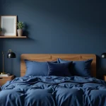 Chambre d'adolescente décorée en bleu nuit avec literie indigo et étagère en bois flottante