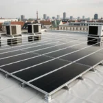 Installation de panneaux solaires sur toit plat d'un bâtiment commercial en milieu urbain