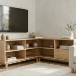 Meuble TV d'angle scandinave en chêne clair dans un salon épuré aux tons neutres